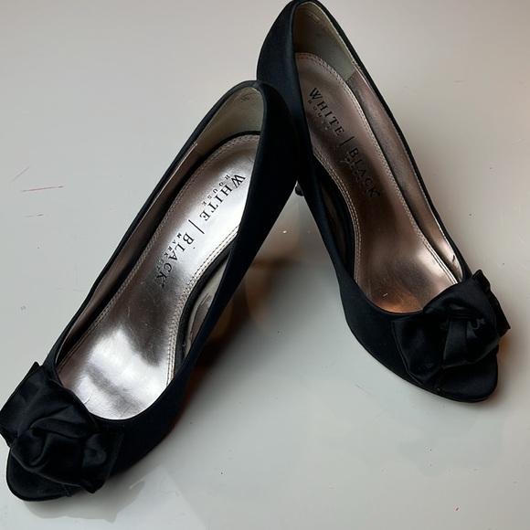 🖤WHITE HOUSE BLACK MARKET BLACK SATIN 4” OPEN TOE HEELS WITH BOW SIZE 7🖤 - Picture 3 of 16